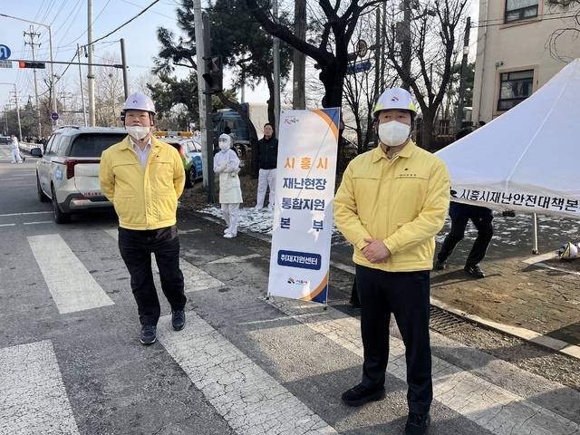 시흥시 정왕동 SPC삼립공장 화재 현장을 찾은 임병택 시흥시장(오른쪽)과 박승삼 부시장이 현장 상황을 살피고 있다. 김형수기자
