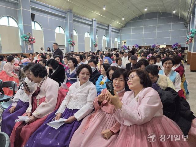 남인천중학교의 학생들이 졸업식을 기념해 서로 이야기를 나누고 있다. 정성식기자