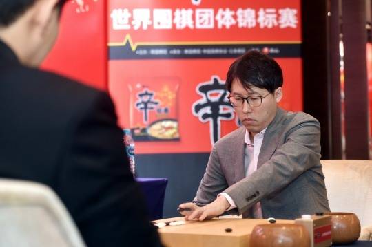 박정환 9단에게 일격 가한 이야마 9단. 사진[연합뉴스]