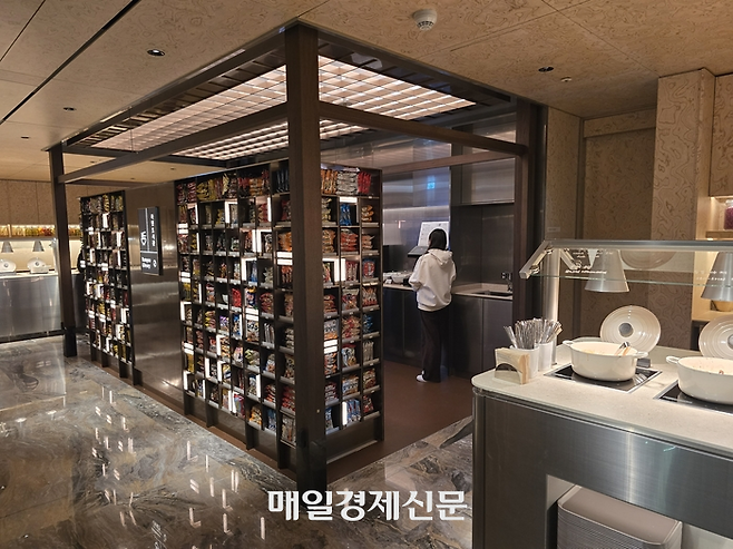 대한항공 프레스티지 라운지에 설치된 라면 라이브러리. [정지성 기자]
