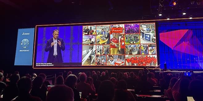 파스칼 달로즈 다쏘시스템 최고경영자(CEO)가 2일(현지시간) 미국 휴스턴에서 열린 다쏘시스템 연례 행사 ‘3D 익스피리언스 월드’에서 발표하고 있다. [사진 = 안선제 기자]