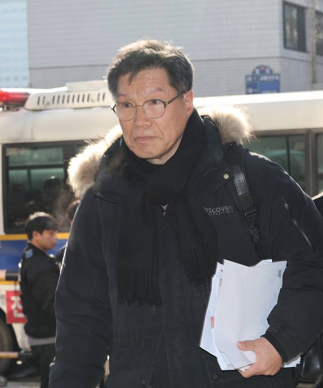 일본군 ‘위안부’ 피해자를 모욕하는 시위를 벌여온 혐의를 받는 김병헌 위안부법폐지국민행동 대표가 3일 서울 서초경찰서에 피의자 신분으로 출석하고 있다. [연합뉴스]