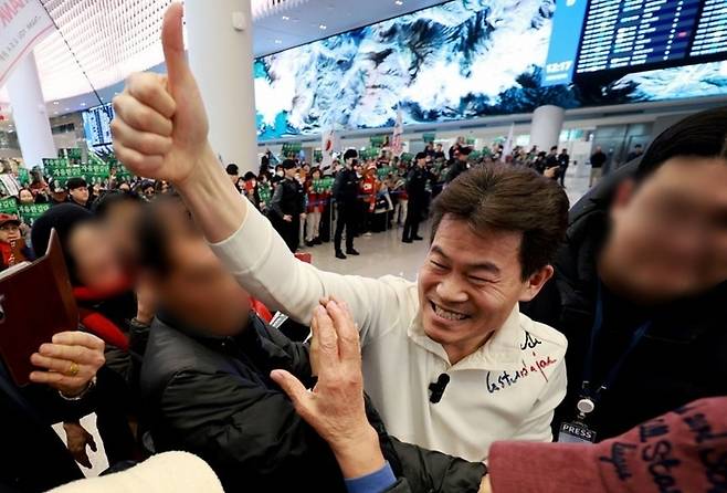 전한길 전 한국사 강사가 3일 인천국제공항 제2여객터미널로 귀국해 지지자들을 향해 엄지를 치켜 세우고 있다. [사진출처=뉴스1]