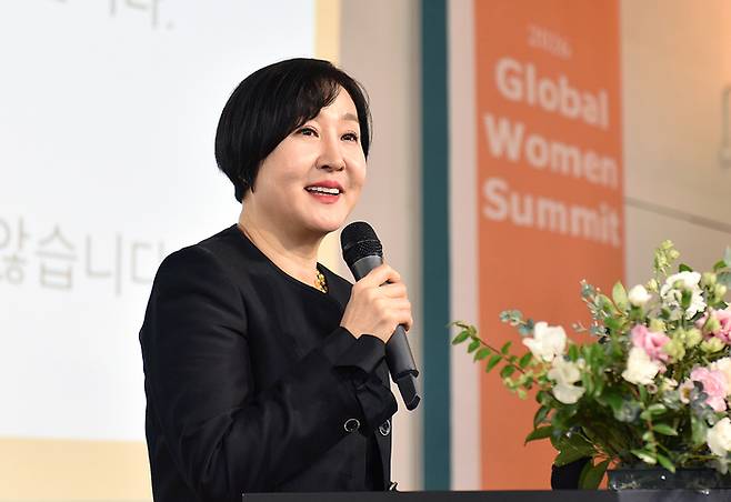 사단법인 세계여성포럼 한국지부(IWF Korea) 허금주 회장이  3일 세계여성포럼 한국지부와 주한 아일랜드 대사관이 정동1928 아트센터에서 공동 개최한 ‘2026 Global Women Summit(글로벌 우먼 서밋)’에서 환영사를 하고 있다. [IWF]