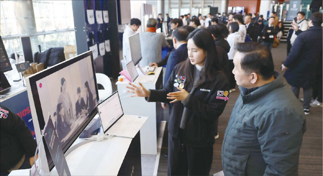 서울 코엑스에서  ‘독자 AI 파운데이션 모델 프로젝트 1차 발표회’가 열린 가운데 참관객들이 기업 부스를 돌아보고 있다. (매경DB)