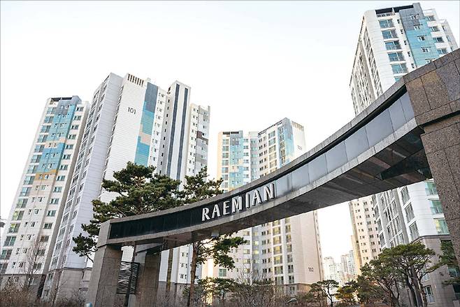 서울 마포구 용강동 ‘래미안마포리버웰(563가구)’은 2015년 입주한 준신축 아파트인데도 최근 전용 84㎡가 29억8000만원(18층)에 거래돼 화제를 모았다. (윤관식 기자)