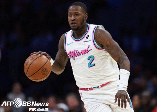 테리 로지어는 압류된 금액을 받는다. 사진=ⓒAFPBBNews = News1