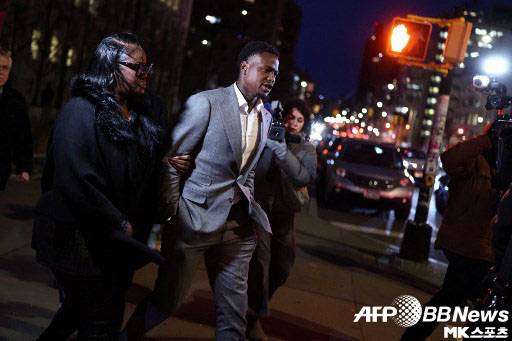 2025년 12월 8일 뉴욕시 브루클린 연방 법원에서 불법 스포츠 베팅 및 포커 게임 관련 혐의로 기소된 후 변호사들과 함께 법원을 나서고 있는 로지어의 모습. 사진=ⓒAFPBBNews = News1