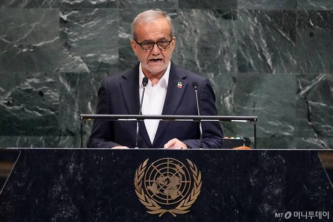 [뉴욕=AP/뉴시스] 마수드 페제시키안 이란 대통령이 24일(현지 시간) 뉴욕에서 열린 제80차 유엔총회에서 연설하고 있다. 페제시키안 대통령은 연설에서 이란은 핵무기를 개발한 적도 없고, 앞으로도 그럴 의도가 없다고 선언했다. 2025.09.25. /사진=권성근