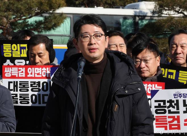 [서울=뉴시스] 배훈식 기자 = 주진우 국민의힘 의원이 20일 오전 서울 종로구 청와대 앞 분수대에서 통일교 게이트, 공천 뇌물 특검 즉각 수용 촉구 발언을 하고 있다. 2026.01.20. dahora83@newsis.com /사진=배훈식