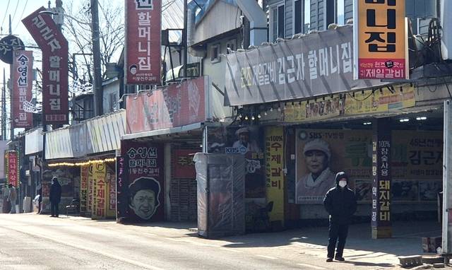 지난 1일 경기 포천시 이동면 ‘이동갈비마을’ 거리에서 식당 주차안내원들이 손님이 오기를 기다리고 있다.