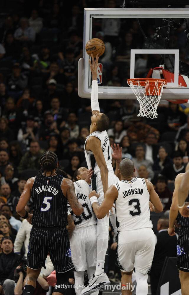 블록슛하는 웸반야마(오른쪽에서 두 번째). /게티이미지코리아