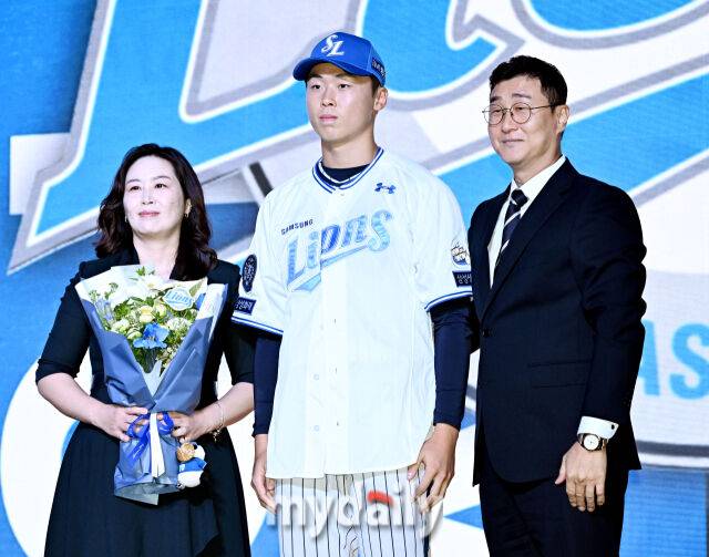 서울고 이호범이 17일 오후 서울 잠실 롯데호텔에서 진행된 '2026 KBO 신인 드래프트'에서 1라운드 9순위로 삼성에 지명된 뒤 포즈를 취하고 있다.이번 드래프트는 전면 드래프트 방식으로 총 11라운드에 걸쳐 진행되며, 총 1,261명의 대상자 중 최대 110명이 KBO 10개 구단의 새 식구로 합류하게 된다. 지명 순서는 2024시즌 최종 순위 역순에 따라 키움 히어로즈를 시작으로 NC 다이노스, 한화 이글스, 롯데 자이언츠, SSG 랜더스, KT 위즈, 두산 베어스, LG 트윈스, 삼성 라이온즈, KIA 타이거즈 순으로 진행된다.