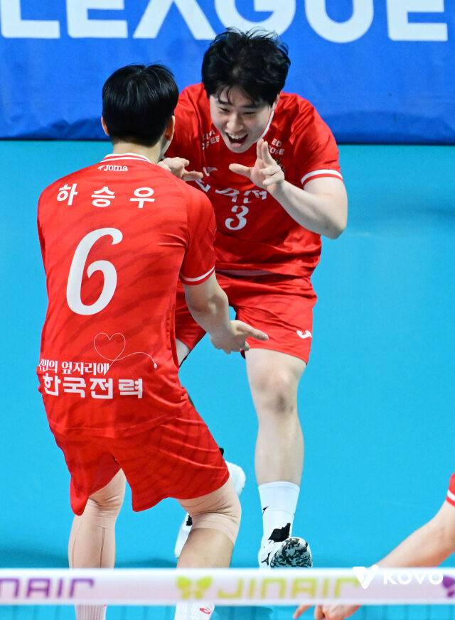 하승우와 함께 환호하는 배해찬솔./KOVO