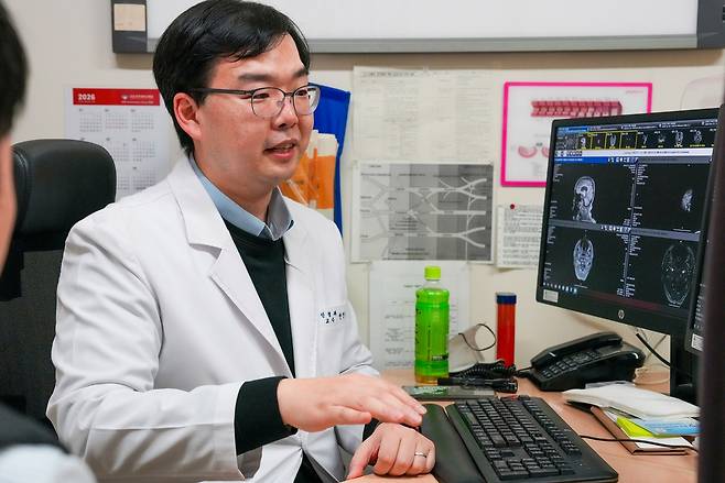 강동경희대학교병원 신경과 변정익 교수는 “뇌전증은 적절한 약물치료와 올바른 생활 습관이 병행되면 충분히 조절할 수 있는 질환”이러고 강조한다.