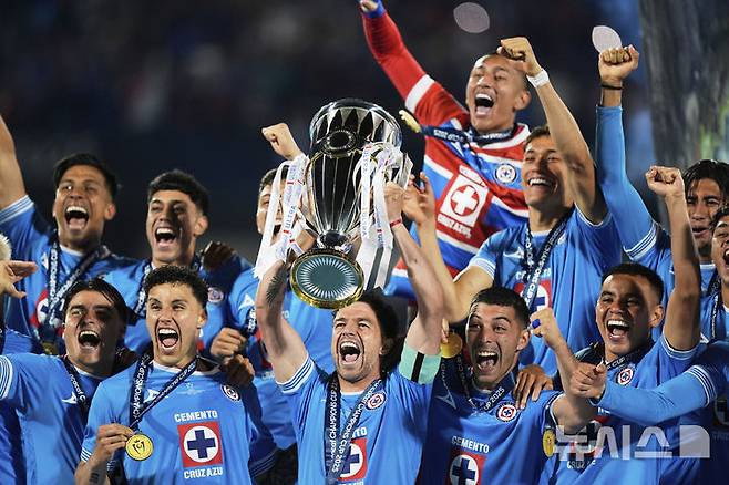 [멕시코시티=AP/뉴시스] 2025시즌 북중미카리브축구연맹(CONCACAF) 챔피언스컵 우승을 달성한 멕시코 프로축구 리가MX 크루스 아술. 2025.06.01.