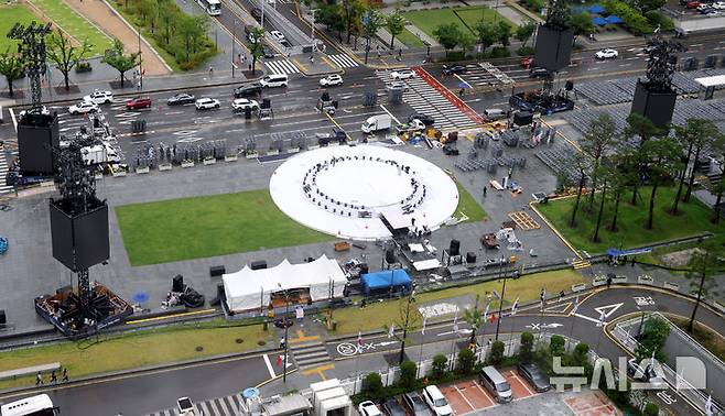 [서울=뉴시스] 추상철 기자 = 13일 오후 서울 종로구 광화문광장에서 광복 80주년 행사를 앞두고 무대 설치작업이 진행되고 있다. 광복절인 15일  광화문광장에서 '국민 주권 대축제, 광복 80주년 국민주권으로 미래를 세우다'가 열리며 14일에는 경복궁 흥례문광장에서 국민과 함께하는 광복 80년 전야제 '우리는 빛이다'가 열린다. 2025.08.13. scchoo@newsis.com