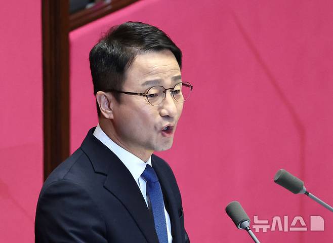 [서울=뉴시스] 김금보 기자 = 한병도 더불어민주당 원내대표가 3일 오전 서울 여의도 국회에서 열린 제432회국회(임시회) 제2차 본회의에서 국정에 관한 교섭단체대표연설을 하고 있다. 2026.02.03. kgb@newsis.com