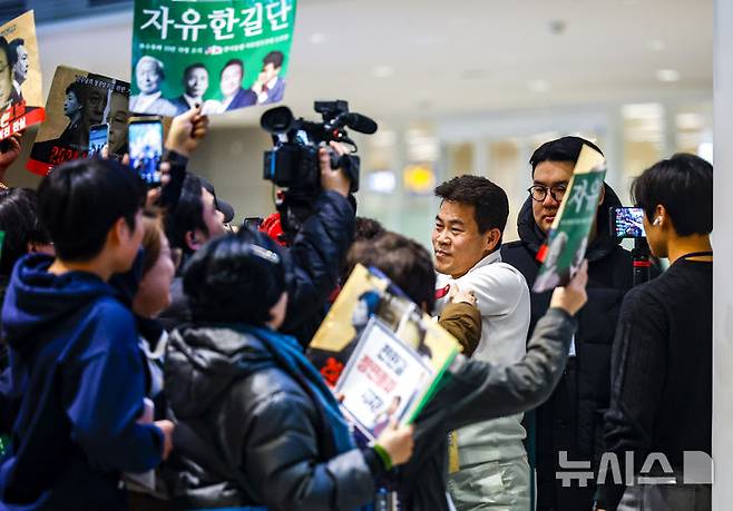 [인천공항=뉴시스] 정병혁 기자 = 미국에 체류 중인 것으로 알려진 전직 한국사 강사 전한길씨가 3일 인천국제공항을 통해 귀국하며 지지자들과 인사를 나누고 있다. 2026.02.03. jhope@newsis.com