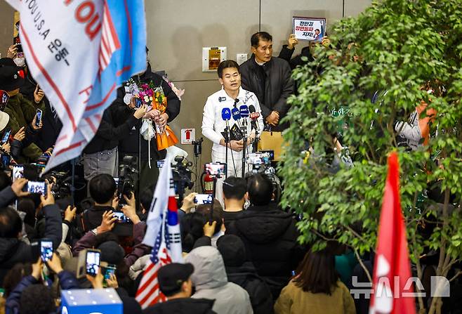 [인천공항=뉴시스] 정병혁 기자 = 미국에 체류 중인 것으로 알려진 전직 한국사 강사 전한길씨가 3일 인천국제공항을 통해 귀국해 입장을 밝히고 있다. 2026.02.03. jhope@newsis.com