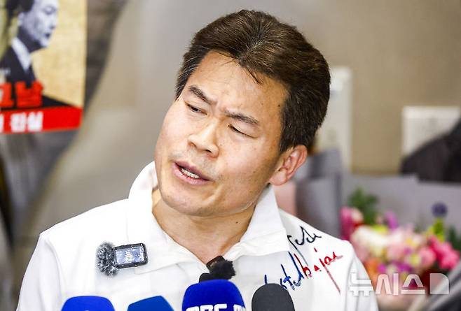 [인천공항=뉴시스] 정병혁 기자 = 미국에 체류 중인 것으로 알려진 전직 한국사 강사 전한길씨가 3일 인천국제공항을 통해 귀국해 입장을 밝히고 있다. 2026.02.03. jhope@newsis.com