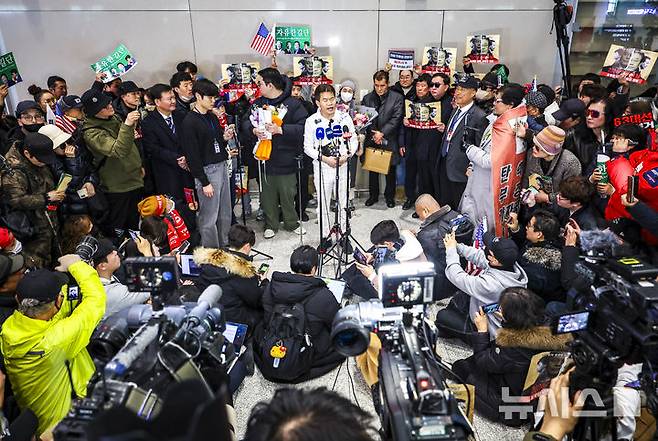 [인천공항=뉴시스] 정병혁 기자 = 미국에 체류 중인 것으로 알려진 전직 한국사 강사 전한길씨가 3일 인천국제공항을 통해 귀국해 입장을 밝히고 있다. 2026.02.03. jhope@newsis.com