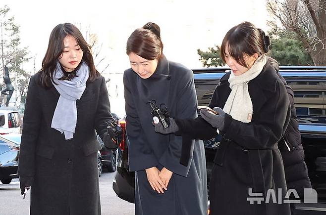 [서울=뉴시스] 최진석 기자 = 공천헌금 1억원을 수수한 혐의를 받는 강선우 무소속 의원이 2차 경찰 조사를 받기 위해 3일 오전 서울 마포구 서울경찰청 광역수사단 공공범죄수사대로 출석하며 발언 후 인사하고 있다. 2026.02.03. myjs@newsis.com