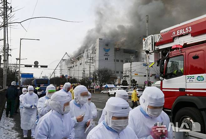 [시흥=뉴시스] 김종택 기자 = 3일 경기 시흥시 정왕동 SPC 삼립 시화공장에서 화재가 발생해 삼립 직원들이 대피하고 있다. 2026.02.03. jtk@newsis.com