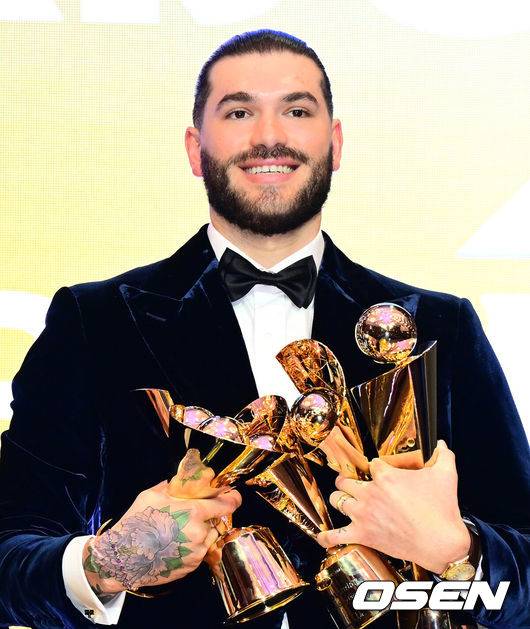 [OSEN=지형준 기자] MVP를 수상한 코디 폰세가 포즈를 취하고 있다. 2025.11.24 /jpnews@osen.co.kr