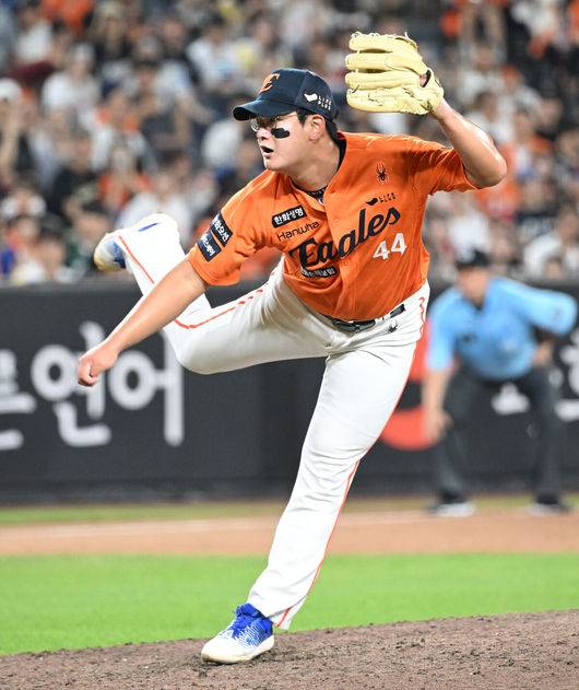 [OSEN=대전, 이대선 기자] 프로야구 한화 이글스가 6연패 이후 2연승으로 반등했다. 한화는 24일 대전 한화생명볼파크에서 열린 2025 신한 SOL Bank KBO리그 SSG 랜더스와의 홈경기를 5-2로 역전승했다. 9회초 한화 김서현이 역투하고 있다. 2025.08.24 /sunday@osen.co.kr