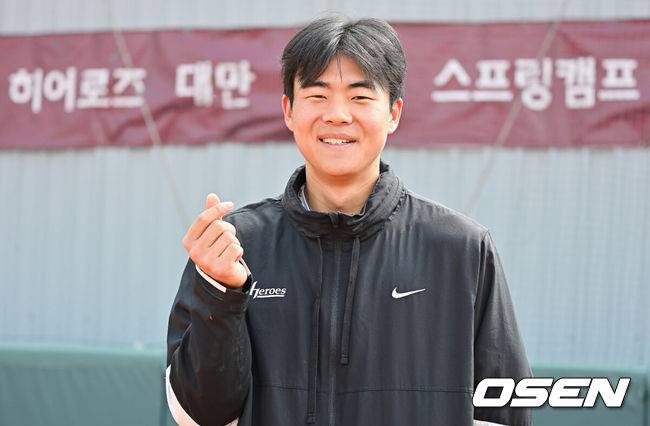 [OSEN=가오슝(대만) , 이석우 기자] 프로야구 키움 히어로즈가 3일(한국시간) 대만 가오슝 국경칭푸야구장에 스프링캠프를 차리고 구슬땀을 흘렸다.키움 히어로즈는 설종진 감독 등 코치진 12명과 선수 48명을 합쳐 총 60명이 참가해 지난달 22일부터 3월 7일까지 45일간 대만 가오슝 국경칭푸야구장에서 전지 훈련을 치르고 있다. 키움 어준서가 인터뷰에서 포즈를 취하고 있다. / foto0307@osen.co.kr