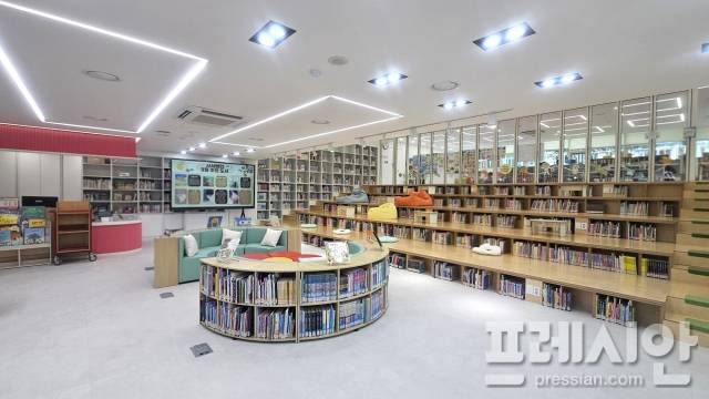 ▲지난해 경기도교육청의 '공간재구조화사업'을 통해 새로운 모습으로 재탄생한 포천 화현초등학교 내부. ⓒ경기도교육청