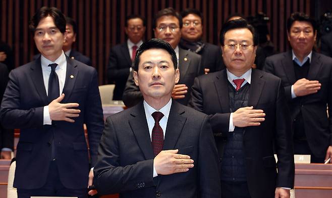 국민의힘 장동혁 대표가 2일 국회 예결위회의장에서 열린 의원총회에서 국기에 경례하고 있다. 연합뉴스