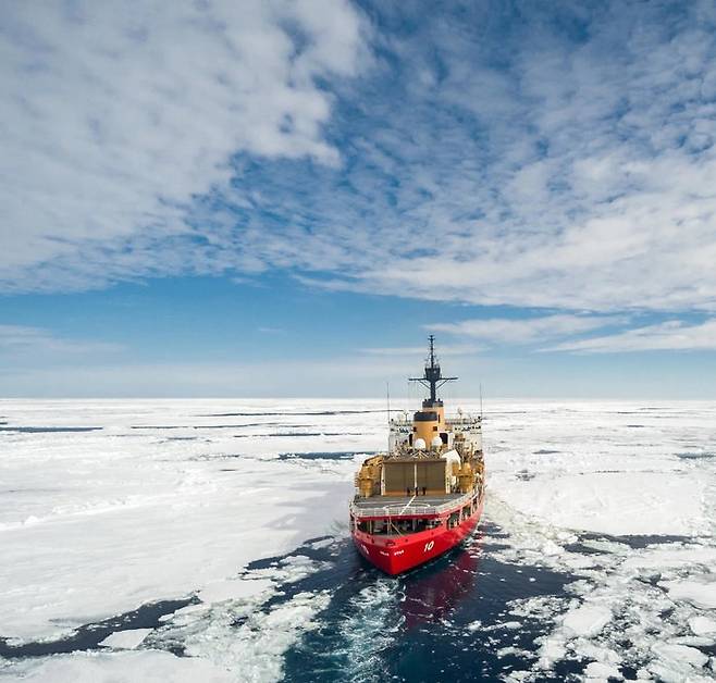 미국의 한 쇄빙선이 얼음을 깨며 항해하고 있다. 북극항로 항해에는 쇄빙선이 반드시 필요하다. 동아DB