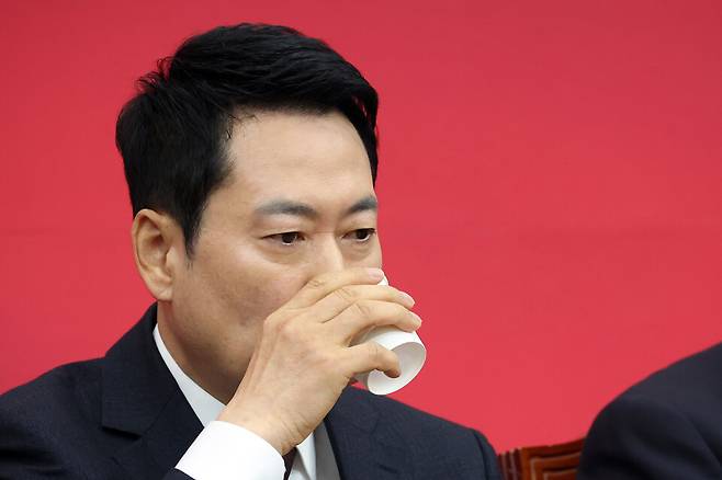 장동혁 국민의힘 대표가 2월2일 국회에서 열린 최고위원회의에서 물을 마시고 있다. ⓒ 연합뉴스