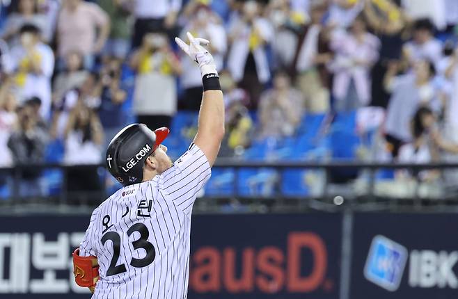 21일 서울 잠실야구장에서 열린 프로야구 롯데 자이언츠와 LG 트윈스의 경기. 7회 말 무사 LG 오스틴이 솔로 홈런을 친 뒤 기뻐하고 있다. 2025.8.21 연합뉴스
