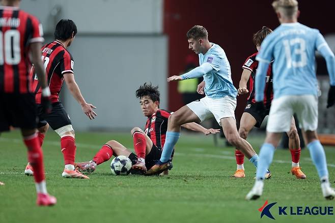 FC서울 선수들이 지난해 12월 10일 서울월드컵경기장에서 열린  아시아챔피언스리그 엘리트(ACLE)  동아시아 리그 스테이지 6차전에서 멜버른 시티와 공을 다투고 있다. 프로축구연맹 제공