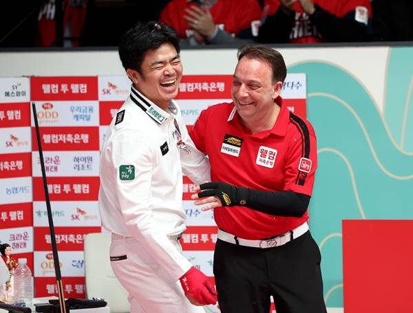 응우옌꾸옥응우옌의 우승을 축하해 주는 다니엘 산체스 / 사진=PBA 제공