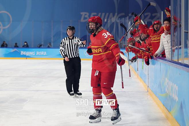 ▲ 중국 여자 아이스하키 대표팀은 4년 전 자국에서 열린 올림픽에서 성적을 위해 귀화 선수들을 대거 기용했다가 지금은 순수 자국 선수 체제로 복귀했다. 이때 귀화한 한나 밀러는 뒤늦게 본래 중국 시민권을 포기하고 다시 국적을 되찾는데 성공했으나 밀라노 올림픽 출전은 좌절됐다.