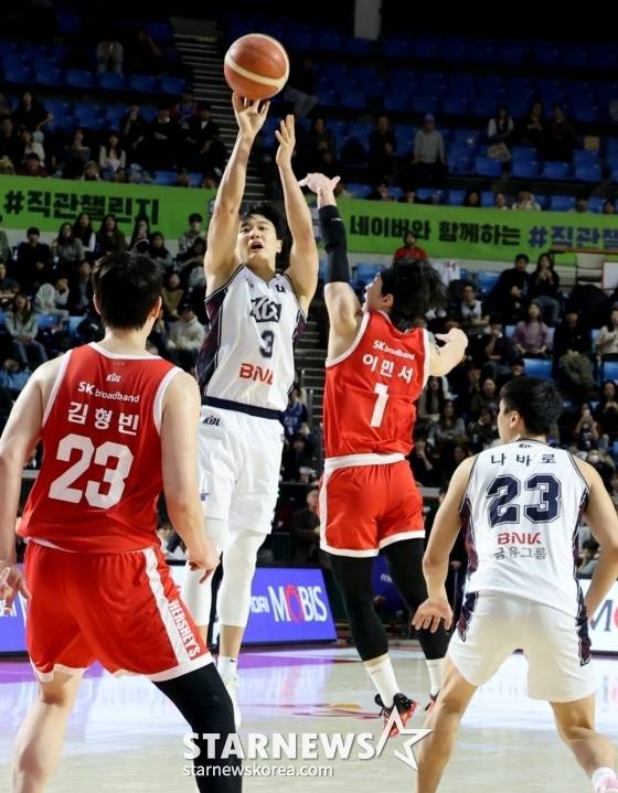 허웅(오른쪽)이 2일 오후 7시 잠실학생실내체육관에서 열린 2024~2025 LG전자 프로농구 정규리그 5라운드 경기 중 3점슛을 시도하고 있다. /사진=강영조 선임기자