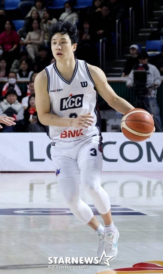 허웅이 2일 오후 7시 잠실학생실내체육관에서 열린 2024~2025 LG전자 프로농구 정규리그 5라운드 경기 중 드리블을 시도하고 있다. /사진=강영조 선임기자