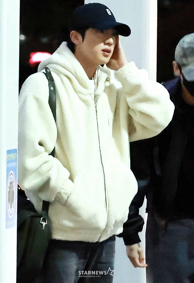 그룹 방탄소년단(BTS) 진이 해외 일정 차 2일 오후 인천국제공항을 통해 출국하고 있다. 2026.02.02 /사진=임성균 tjdrbs23@