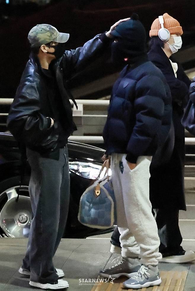 그룹 방탄소년단(BTS) 정국, 제이홉이 해외 일정 차 2일 오후 인천국제공항을 통해 출국하고 있다. 2026.02.02 /사진=임성균 tjdrbs23@