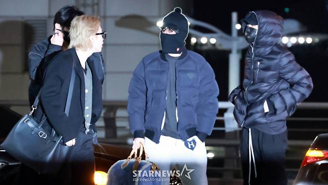 그룹 방탄소년단(BTS) 뷔, 지민, 제이홉, RM이 해외 일정 차 2일 오후 인천국제공항을 통해 출국하고 있다. 2026.02.02 /사진=임성균 tjdrbs23@