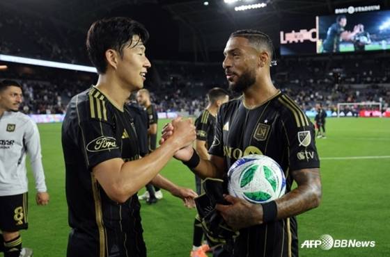 손흥민(왼쪽)과 데니스 부앙가. /AFPBBNews=뉴스1