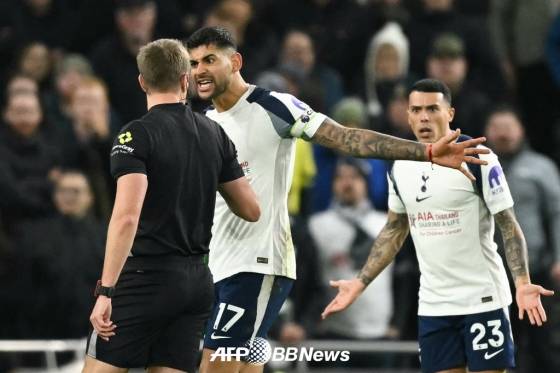 잉글랜드 프리미어리그 토트넘 주장 크리스티안 로메로(가운데)가 21일 리버풀전 경고누적 퇴장에 항의하고 있다. /AFPBBNews=뉴스1