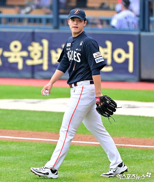 26일 오후 서울 송파구 잠실야구장에서 열린 '2025 신한 SOL Bank KBO 한국시리즈' 한화 이글스와 LG 트윈스의 1차전 경기, 1회말 1사 1,2루 한화 문동주가 폭투를 기록한 후 아쉬워하고 있다. 엑스포츠뉴스 DB