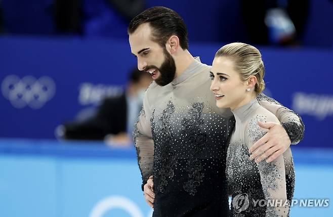 2022 베이징 동계 올림픽 피겨 페어에 출전한 티머시 르두크(왼쪽)  [EPA=연합뉴스 자료사진]