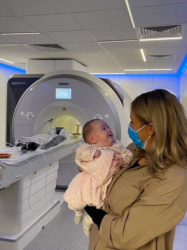 생후 2개월 된 새디(Sadie)와 엄마 [Cusack Lab.© 2026. 제공. 재판매 및 DB 금지]