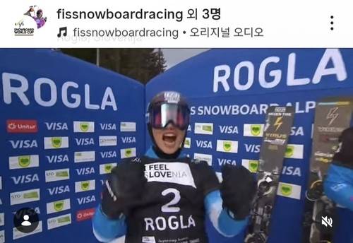 로글라 월드컵 우승 확정 후 기뻐하는 이상호 [FIS 스노보드 레이싱 인스타그램 캡처. 재판매 및 DB 금지]